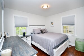 2 bedrooms, desk, WiFi, bed sheets