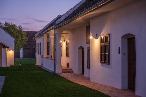 Romantic apartment in historic Streckhof in wine region