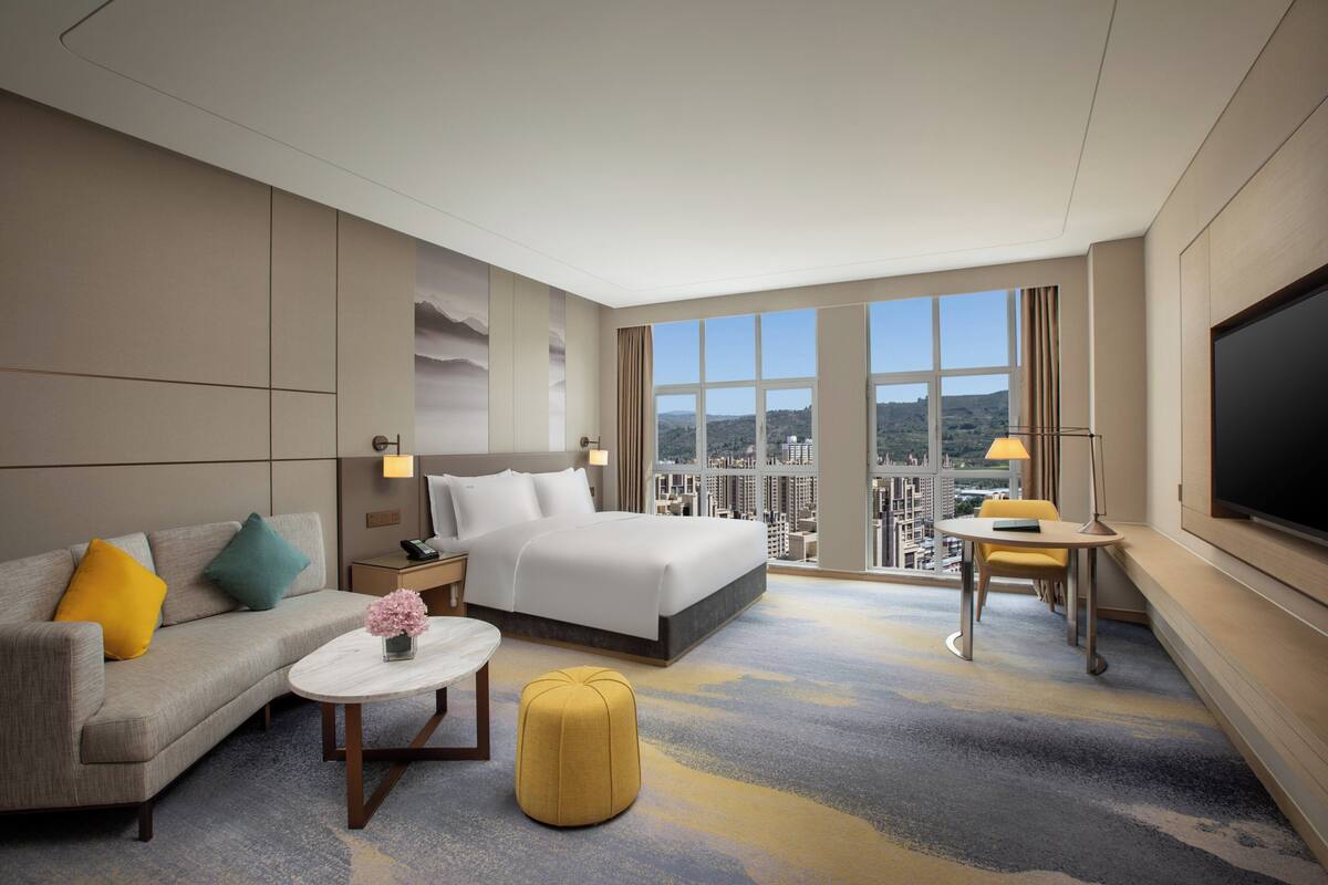 Standard Room, 1 King Bed, Mountain View | Premium bedding, minibar, desk, blackout drapes