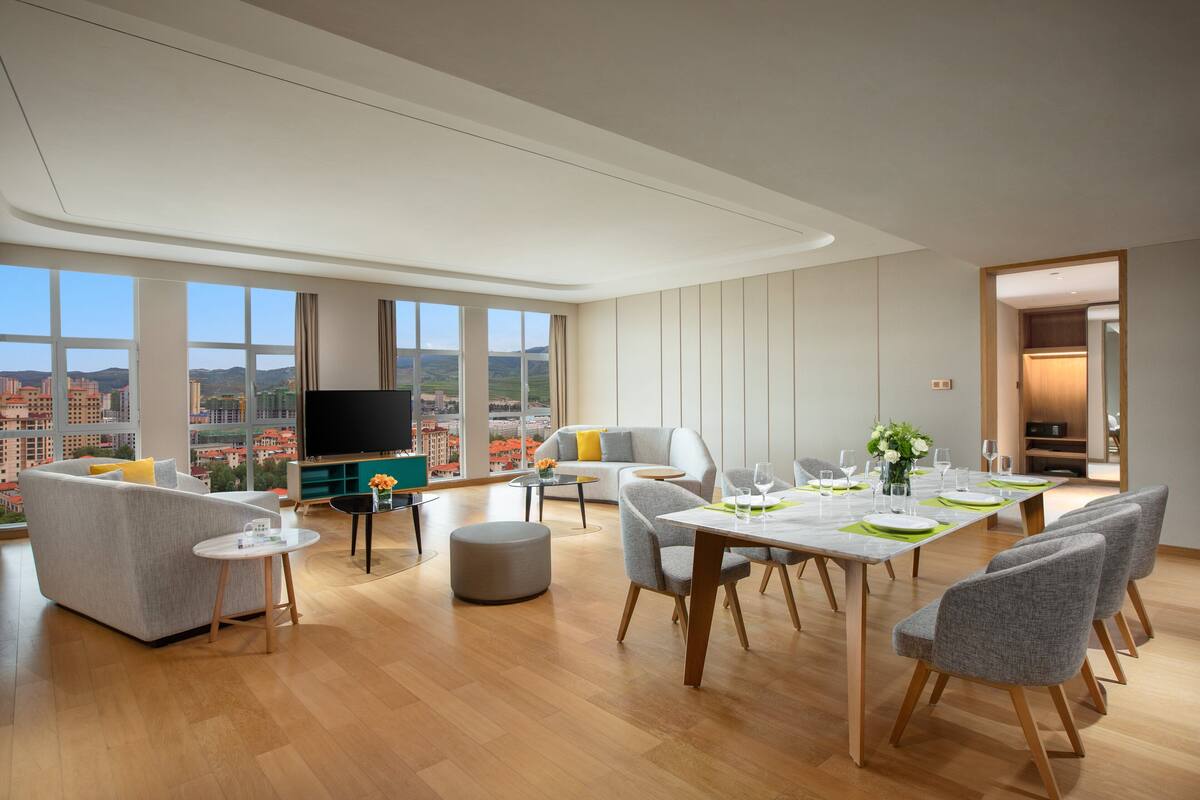 Suite, 1 Bedroom (High Floor) | Premium bedding, minibar, desk, blackout drapes