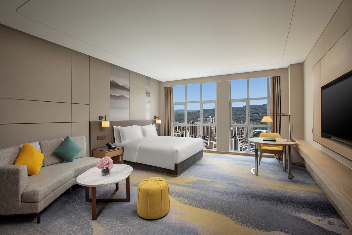 Standard Room, 1 King Bed, Mountain View | Premium bedding, minibar, desk, blackout drapes