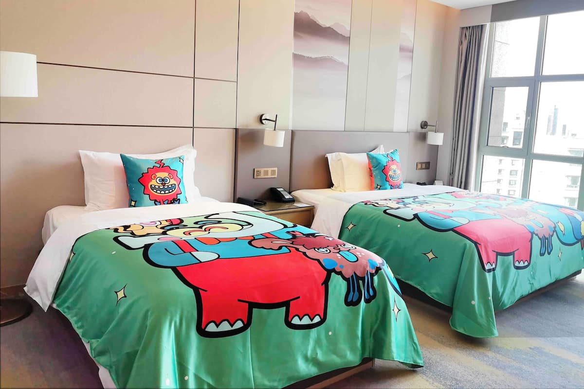 Premium bedding, minibar, desk, blackout drapes