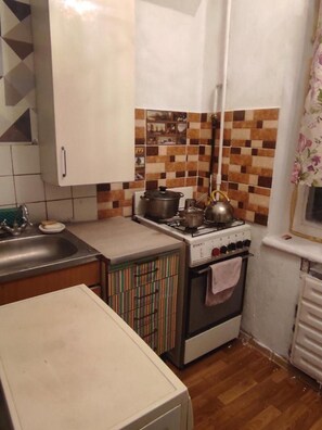 Frigorifero, bollitore elettrico, carta assorbente, tavolo da pranzo