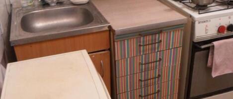 Geladeira, chaleira elétrica, toalhas de papel, mesas de jantar