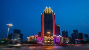 Un hotel de gran altura con un diseño vertical llamativo, señalización iluminada y una fachada moderna.