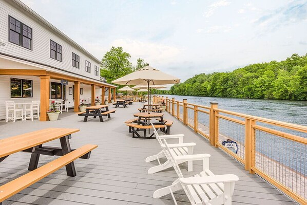 Outdoor dining - The Cove at Sylvan Beach - Pet friendly lakeside cottage with a pontoon boat! (Sylvan Beach)