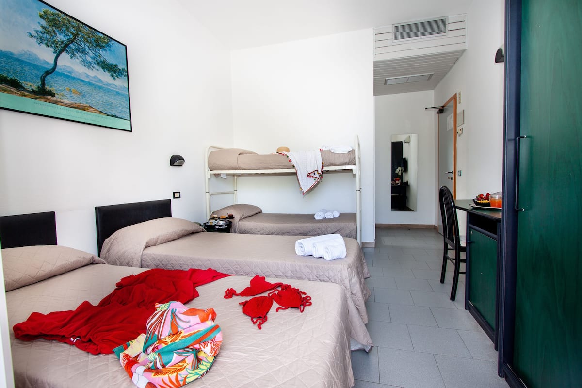 Classic Quadruple Room | Free WiFi, bed sheets