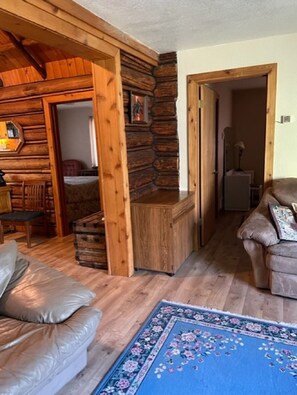 3 habitaciones, tabla de planchar con plancha y cuna de viaje