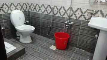 Chuveiro, produtos de toalete grátis, toalhas de banho