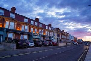 Una hilera de casas adosadas con un hotel, llamado 'The Royal Hotel', en primer plano.