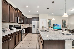 電冰箱、微波爐、烤箱、爐台