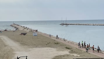 Una spiaggia nelle vicinanze