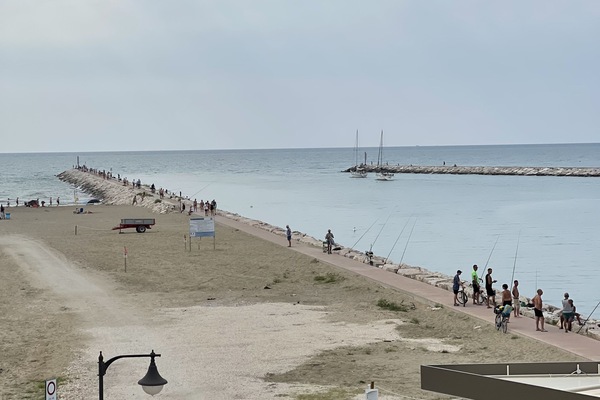 Una spiaggia nelle vicinanze