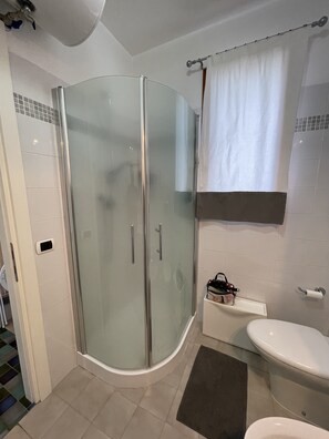 Shower, hair dryer, bidet - Beautiful Luxury beachfront apartment with terrace (Caorle)