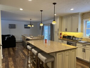 Dining - Salt Water Pool-7 Person Hot tub- Open Concept 4Bd-2ba Home-Game Rm & 2 Firepits (Stroudsburg)