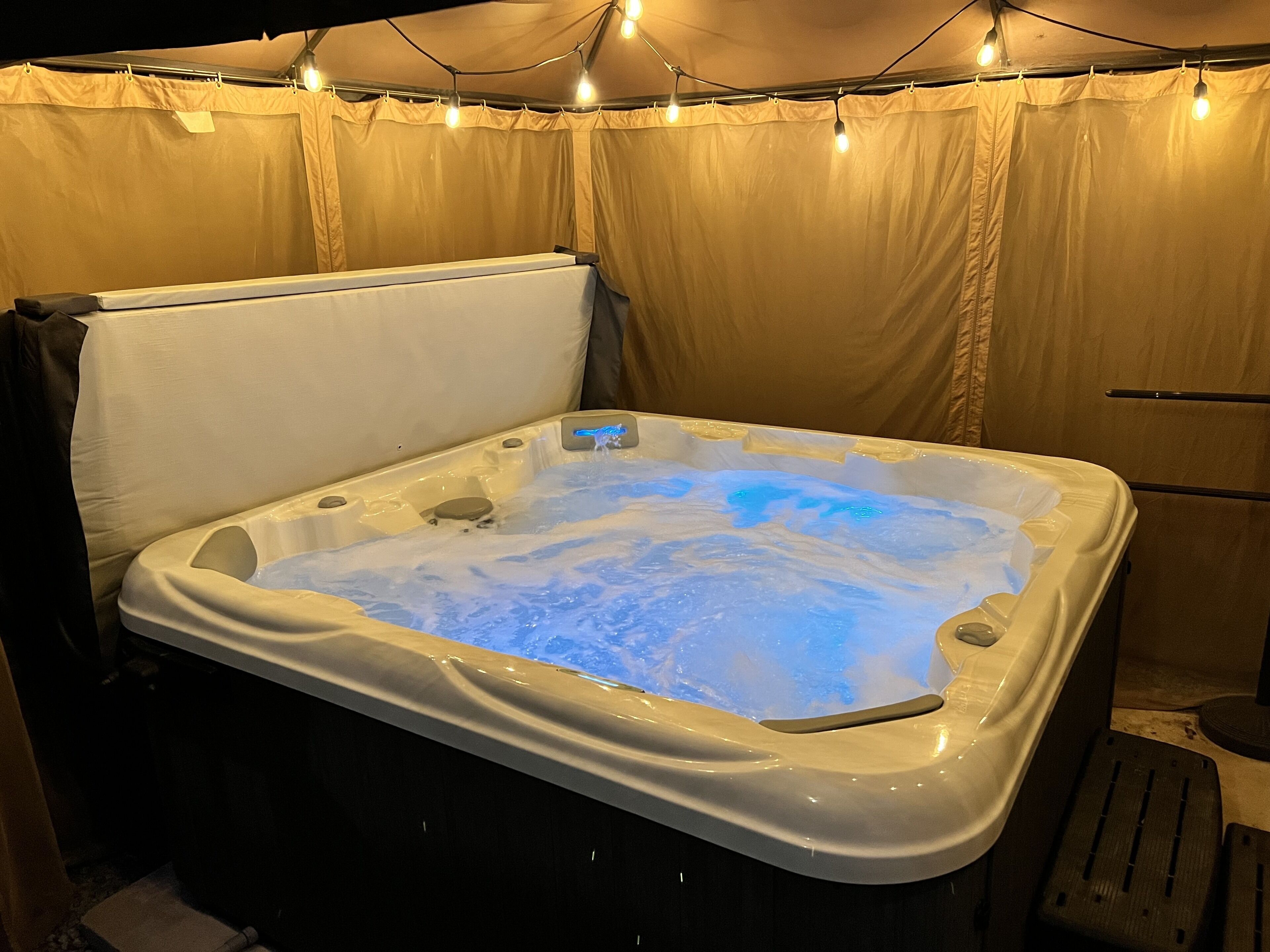 Salt Water Pool-7 Person Hot tub- Open Concept 4Bd-2ba Home-Game Rm & 2 Firepits