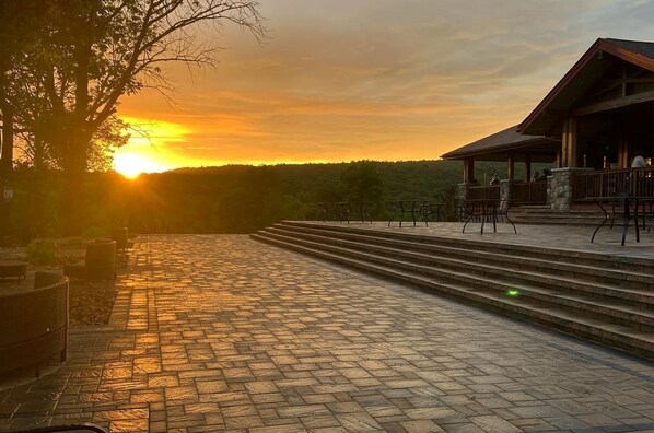 Terrace/patio - Salt Water Pool-7 Person Hot tub- Open Concept 4Bd-2ba Home-Game Rm & 2 Firepits (Stroudsburg)