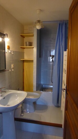 Bruser, hårtørrer, bidet