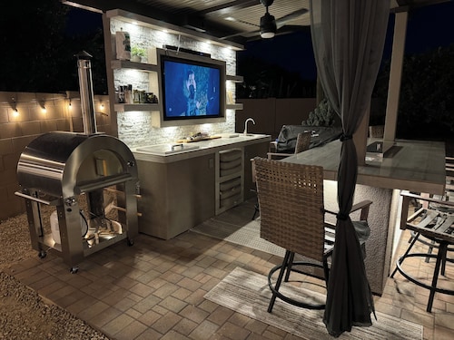 Luxury 4 bed,  4 bath with heated pool, spa outdoor kitchen & putting green 