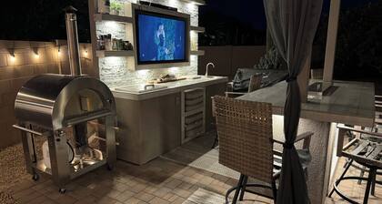 Luxury 4 bed, 4 bath with heated pool, spa outdoor kitchen & putting green
