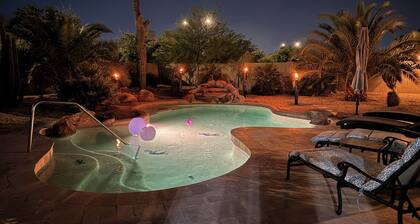 Luxury 4 bed, 4 bath with heated pool, spa outdoor kitchen & putting green