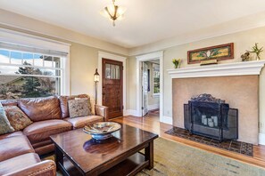 Smart TV, tavolo da calcetto, libri