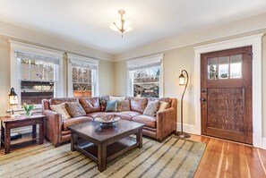 Smart TV, tavolo da calcetto, libri