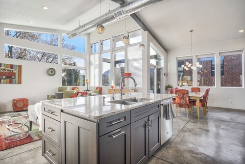 Modern Luxury I Mountain Views- central location- 4BR/3Ba