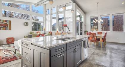 Modern Luxury I Mountain Views- central location- 4BR/3Ba