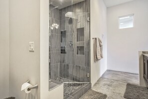 Combined shower/bathtub, hair dryer, towels, soap - Modern Luxury I Mountain Views- central location- 4BR/3Ba (Colorado Springs)