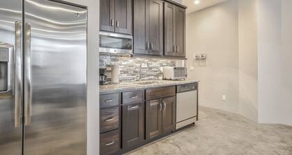 Modern Luxury I Mountain Views- central location- 4BR/3Ba