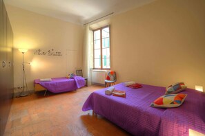 2 Schlafzimmer, Schreibtisch, Bügeleisen/Bügelbrett, Reisekinderbett