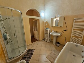 Badewanne, Haartrockner, Bidet, Handtücher