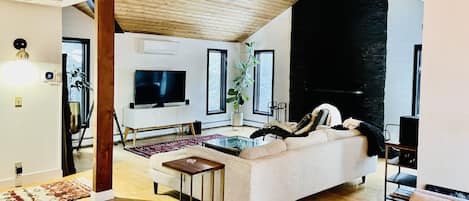 Smart TV, chimenea, estéreo y monitor de computadora
