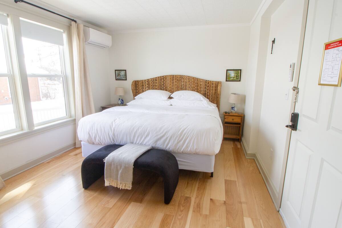 标准房 | 高档床上用品、笔记本电脑工作区、遮光窗帘、熨斗/熨衣板