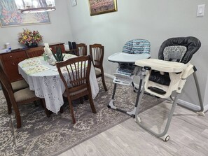 Dining - Clean & Cozy new Home, 30 mins to George Bush INTL/ downtown 5 mins to woodlands (Conroe)