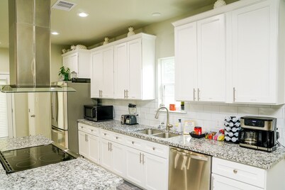 Clean & Cozy new Home, 30 mins to George Bush INTL/ downtown 5 mins to woodlands