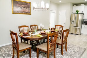 Dining - Clean & Cozy new Home, 30 mins to George Bush INTL/ downtown 5 mins to woodlands (Conroe)