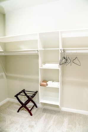 Interior - Clean & Cozy new Home, 30 mins to George Bush INTL/ downtown 5 mins to woodlands (Conroe)