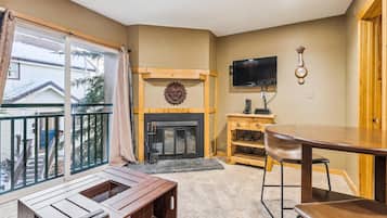 Smart TV, fireplace