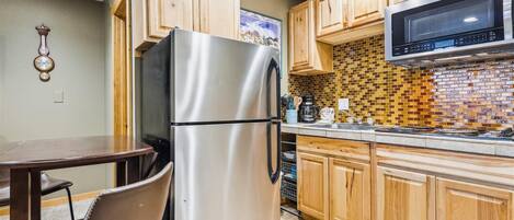 Kühlschrank, Mikrowelle, Ofen, Wasserkocher mit Kaffee-/Teezubehör