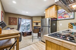 Fridge, microwave, oven, coffee/tea maker - Pet Friendly Cozy Retreat (Breckenridge)