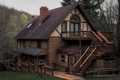 Spacious & Beautiful 8 Bdrm Chalet Set Up For Large Group Entertaining!