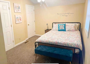 2 chambres, bureau, fer et planche à repasser, lit de bébé portatif