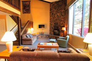 TV, fireplace, DVD player, stereo - 2-Story Lodge for up to 8 people, 15 minutes to Whiteface Mountain (Lake Placid)
