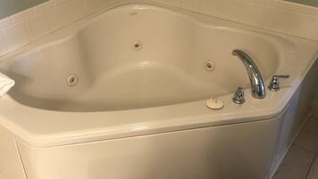Combined shower/tub, jetted tub, hair dryer, towels