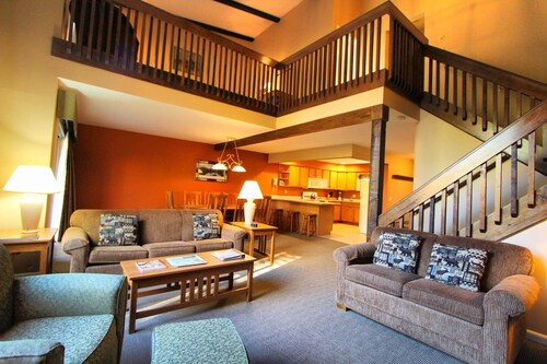 2-Story Lodge for up to 8 people, 15 minutes to Whiteface Mountain