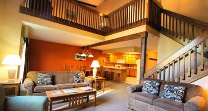 2-Story Lodge for up to 8 people, 15 minutes to Whiteface Mountain