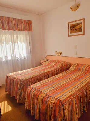 Chambre de base double ou avec lits jumeaux, 2 lits jumeaux | Accès au Wi-Fi (inclus), literie fournie