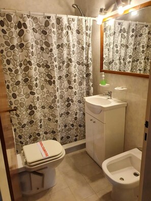 Bidet, towels, soap, toilet paper - Hotel El Cid (Puerto Madryn)